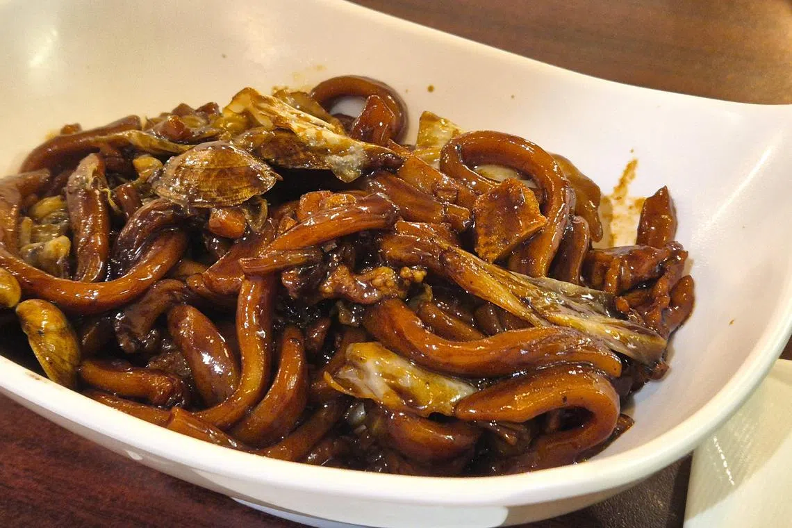 食乐福吉隆坡福建大禄面，搭配虾和苏东，鲜香十足。（陈爱薇摄）