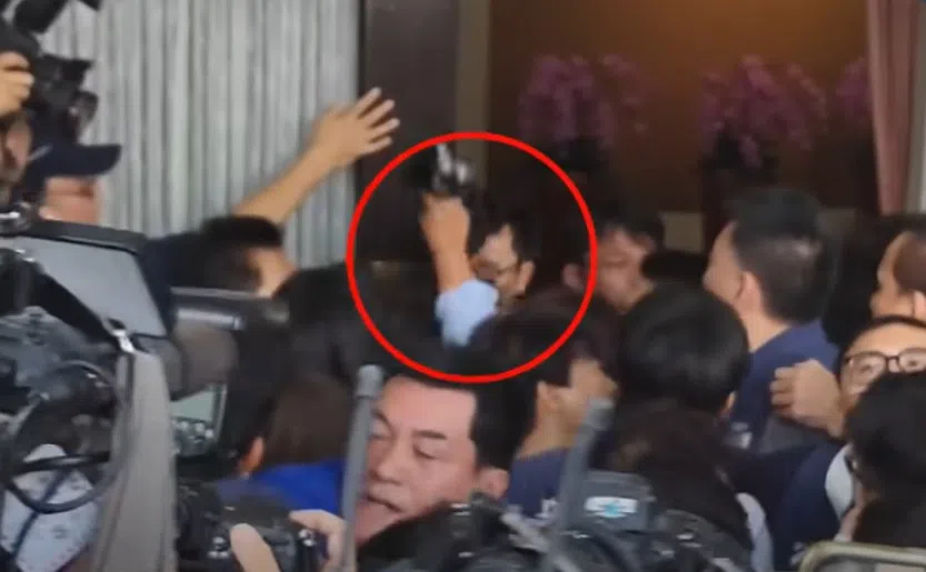 蓝绿立委星期五早在立法院门口爆发推挤冲突，过程中民进党立委王美惠被指控出手攻击门口驻卫警察。（视频截屏）