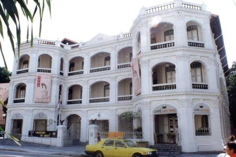 旧道南学校坐落在亚美尼亚街，学校在1982年搬迁后，原址改建为图中的亚洲文明博物馆，之后再重建为土生文化馆。