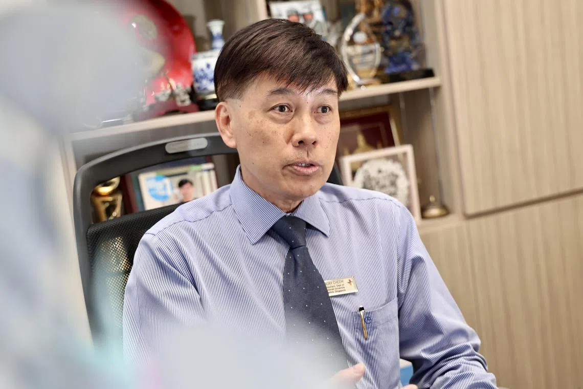 陈淮沁在退休后选择处理更复杂和更具挑战性的手术，主要是希望以此和年轻医生交流并传授经验。他非常重视传承和教学，希望尽可能将把自己的经验传授给下一代的医生，以维持新加坡心脏介入科的成就和技术。（特约陈来福摄）