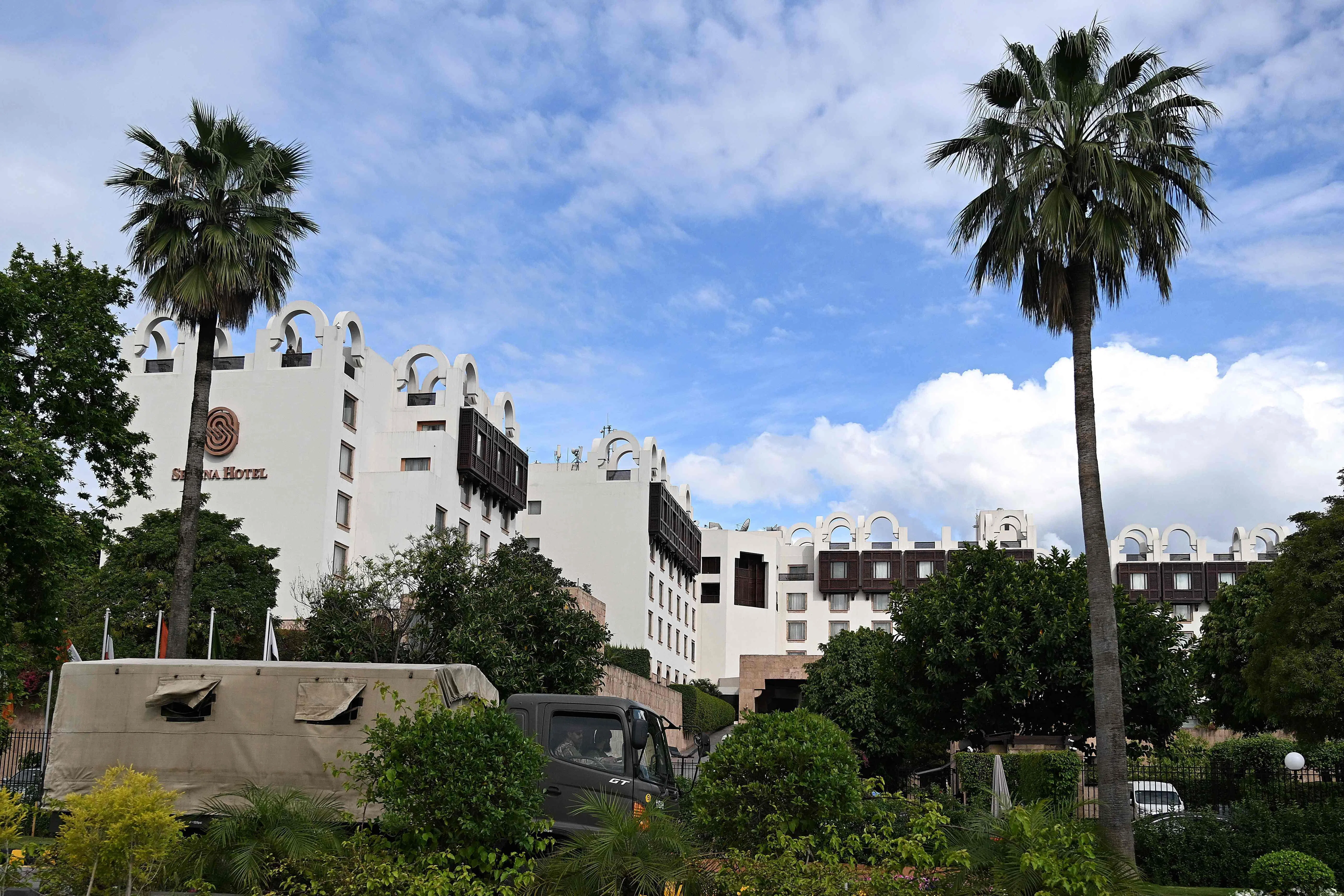 巴基斯坦一辆军用卡车星期四（4月9日）驶过伊斯兰堡红区的塞雷纳酒店（Serena Hotel），这家酒店预计将是美伊谈判场地。（法新社）