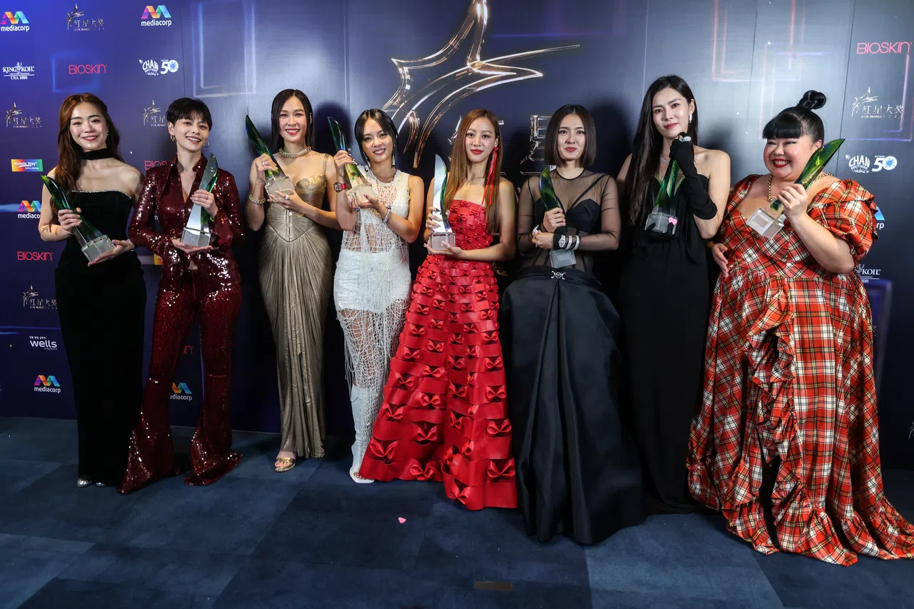 “红星大奖2024”十大最受欢迎女艺人是陈宁（左起）、何盈莹、雅慧、黄暄婷、刘怡伶、洪凌、黄思恬、林茜茜和缺席典礼的林湘萍。（白艳琳摄）
