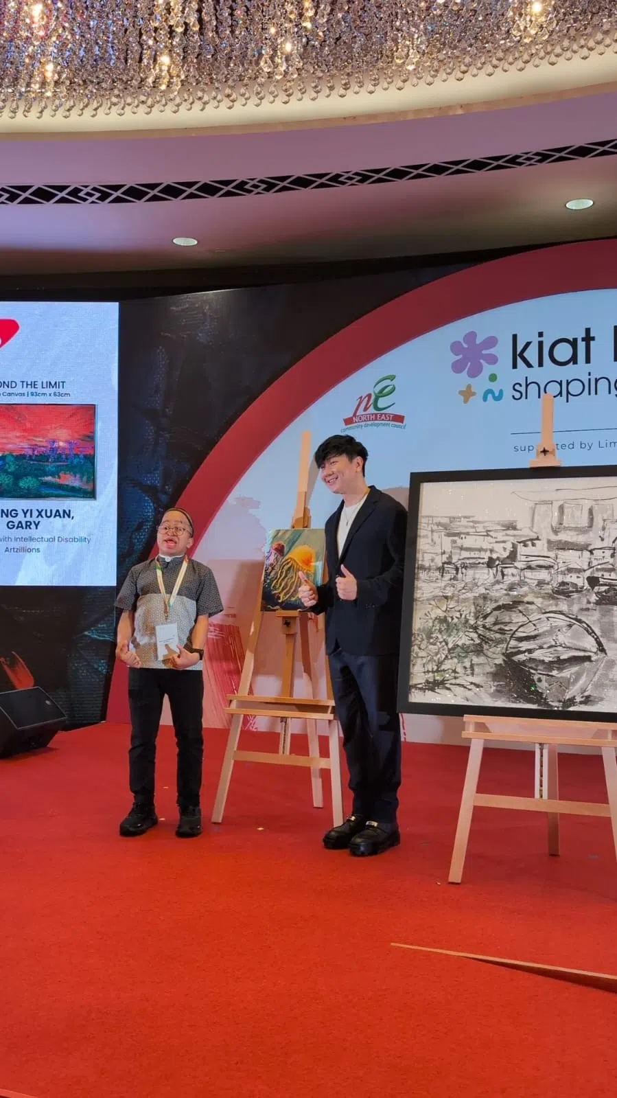 林俊杰（右）在拍卖会中标得三名残疾者画家的作品。（刘永健摄）