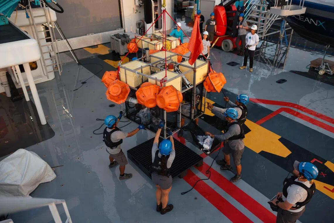 图为海洋探索号人员将着陆器回收到甲板上。（OceanX和新加坡国立大学提供）