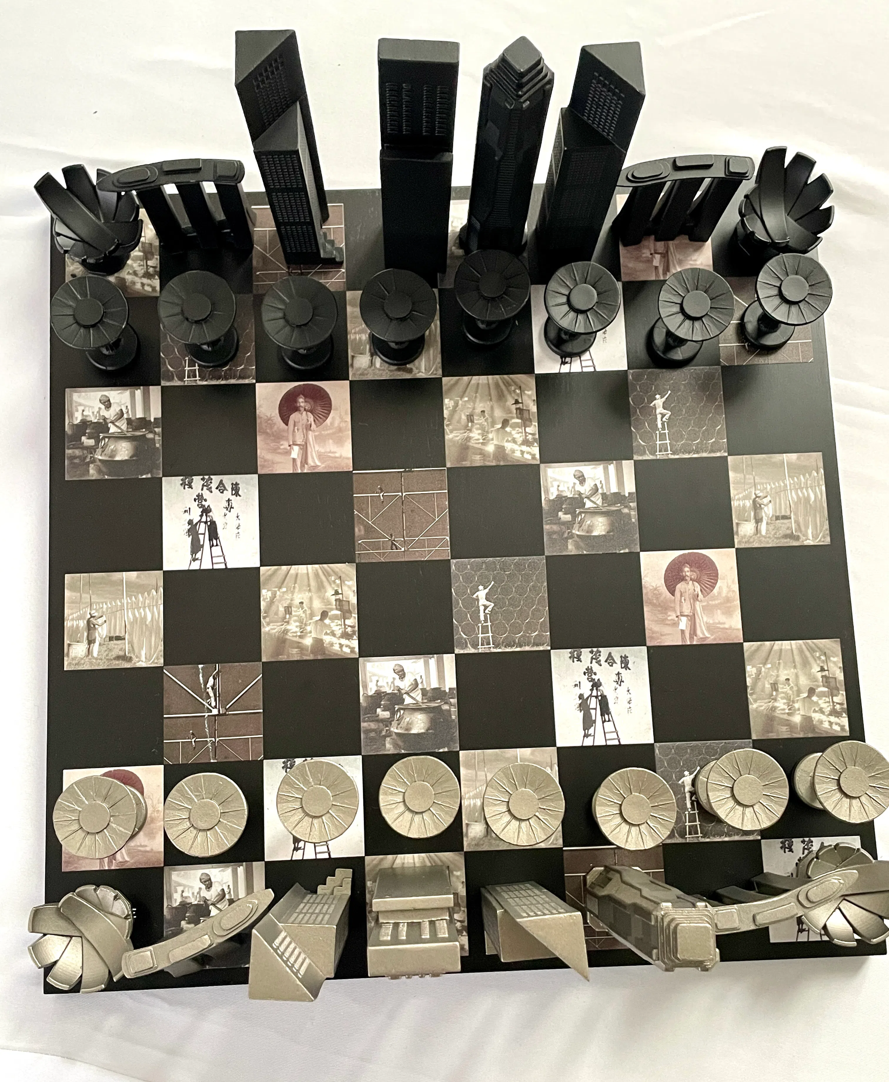 雷福胜拍摄的与取自国家典藏的黑白老照片印在棋盘上。（林方伟摄）