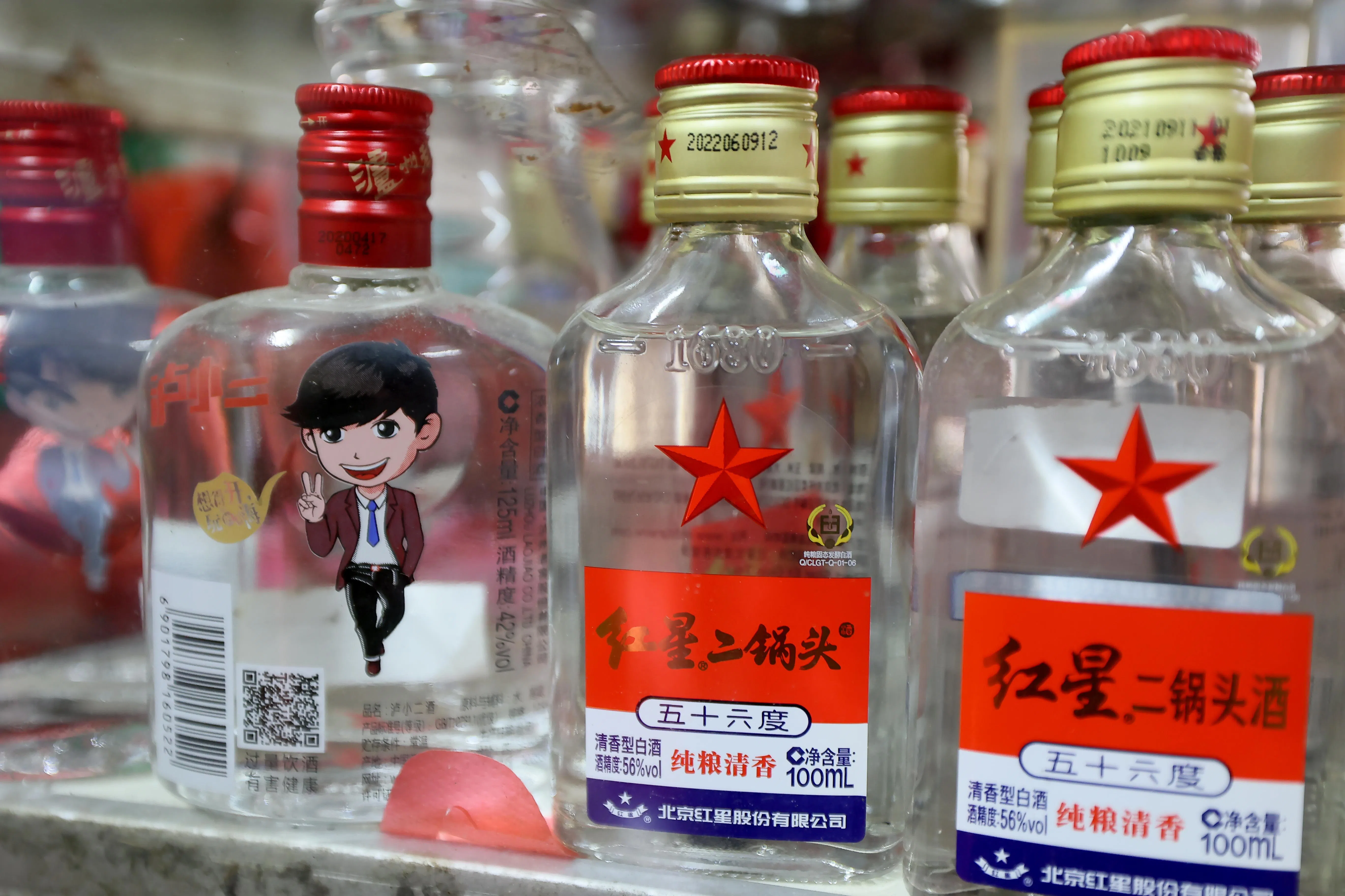 中国白酒如泸小二（左）和红星二锅头日益受欢迎。（龙国雄摄）