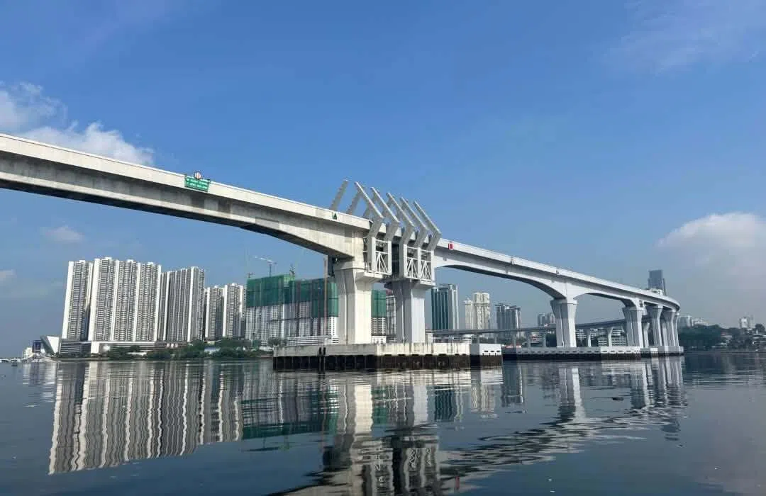 新柔地铁乘客日后乘坐地铁，会在轨道中间看到这个宛如两手紧握的装置。（取自新加坡陆路交通管理局脸书）