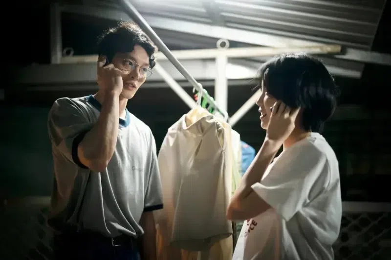 曹佑宁（左）和程予希饰演的小情侣，因为女方怀孕而改变人生规划。（互联网）