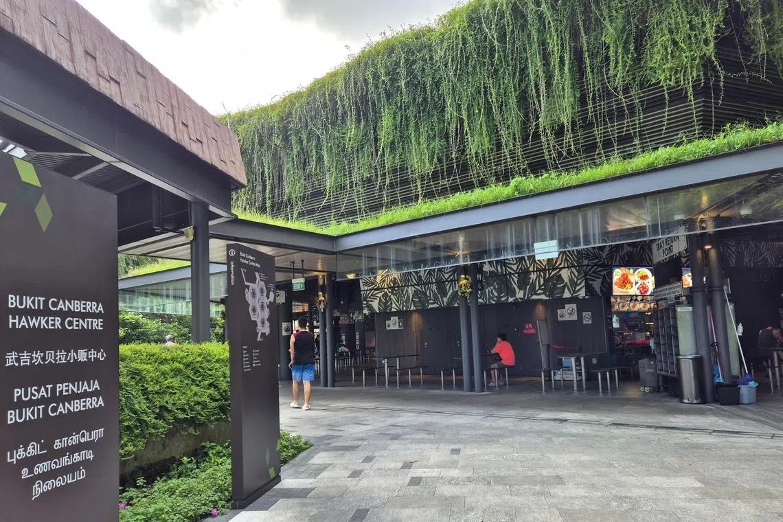 在绿意盎然中用餐是武吉坎贝拉小贩中心的设计概念。（陈爱薇摄）