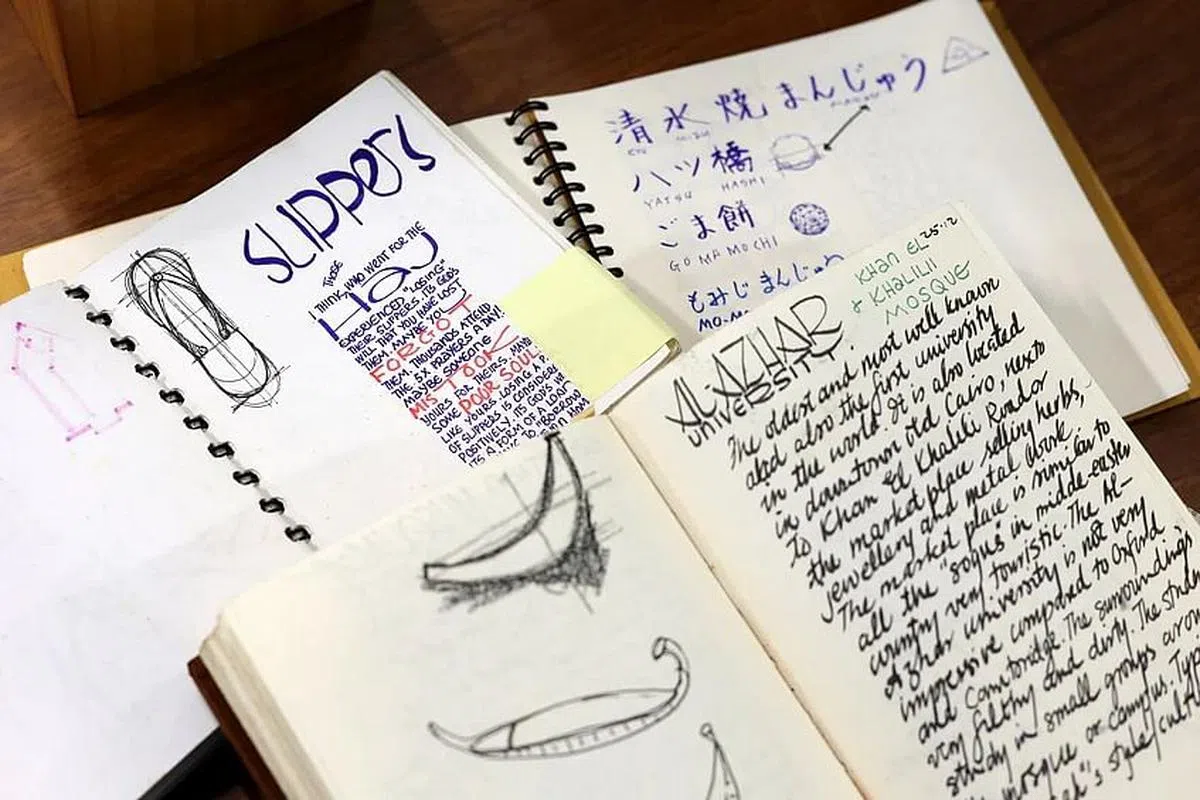 伊斯干达在路上习惯用文图做笔记。（龙国雄摄）