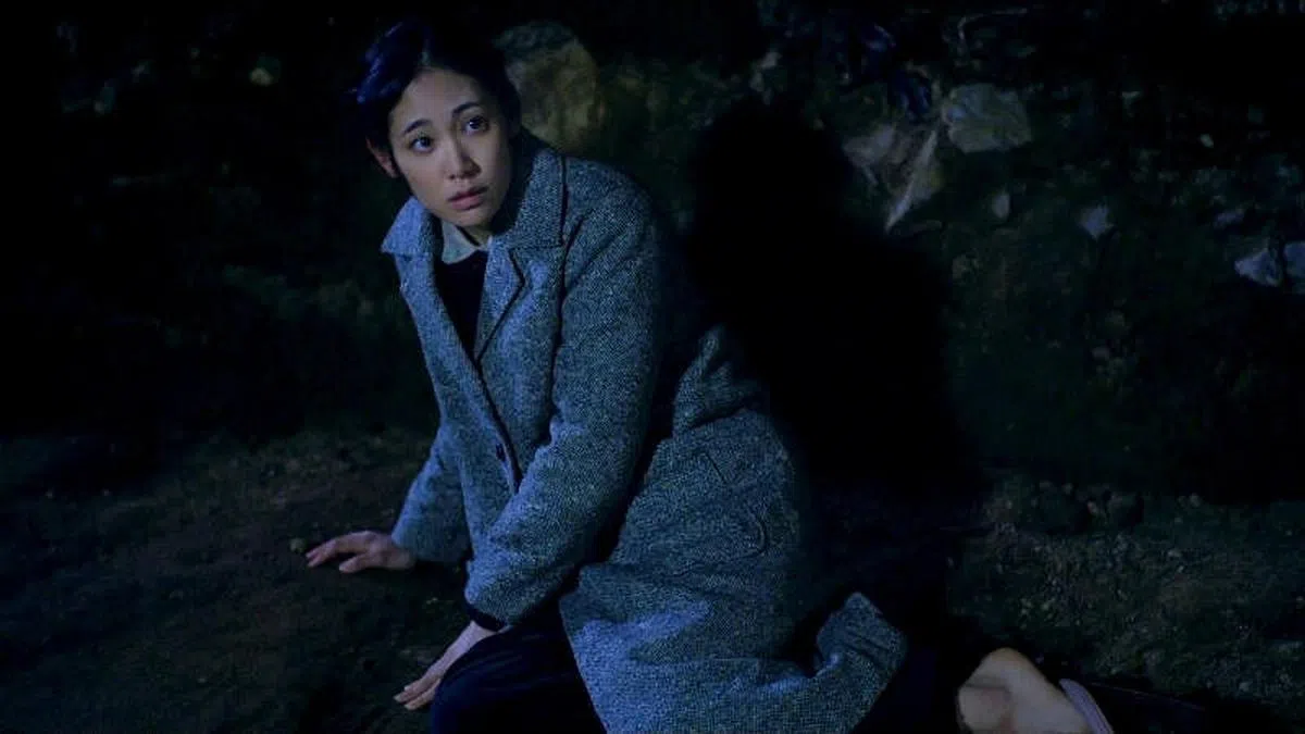 阿部纯子分饰两角，包括在工地跌伤的神秘女子。