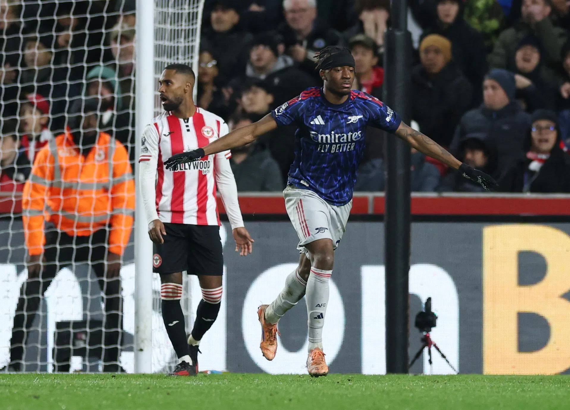 边锋马杜埃凯（右）在第61分钟为炮兵首开纪录。（路透社）