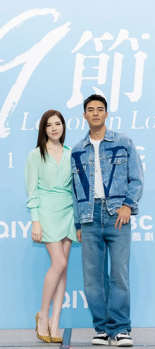 许玮甯（左）和陈昊森昨天出席台湾记者会，再接受本地媒体的视讯访问。（爱奇艺提供）