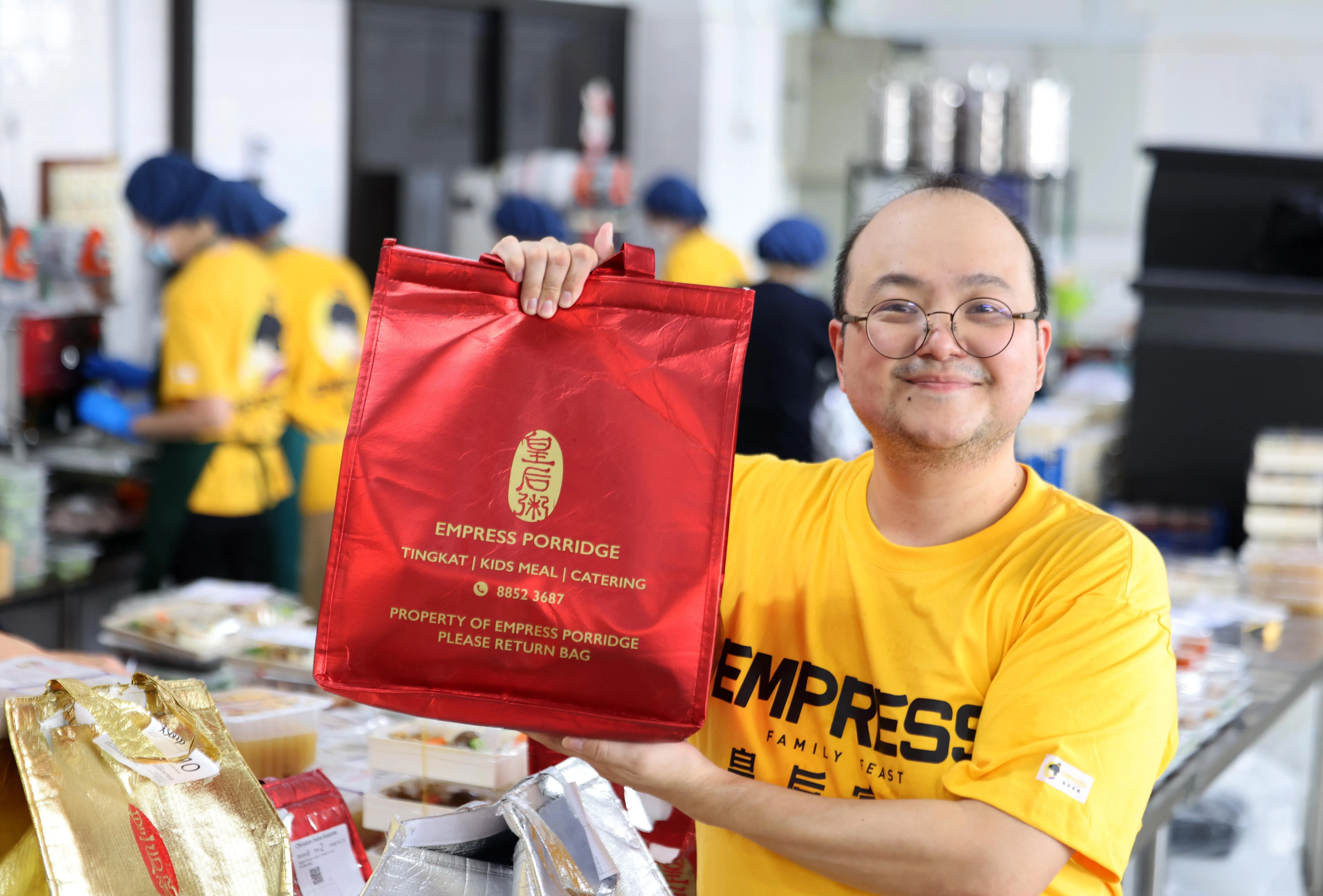 皇后家宴老板吴洺臣说：“‘皇后家宴’，象征母亲在家庭中的角色，我们就是扮演这个角色，代替妈妈准备食物给孩子吃。”（梁麒麟摄）