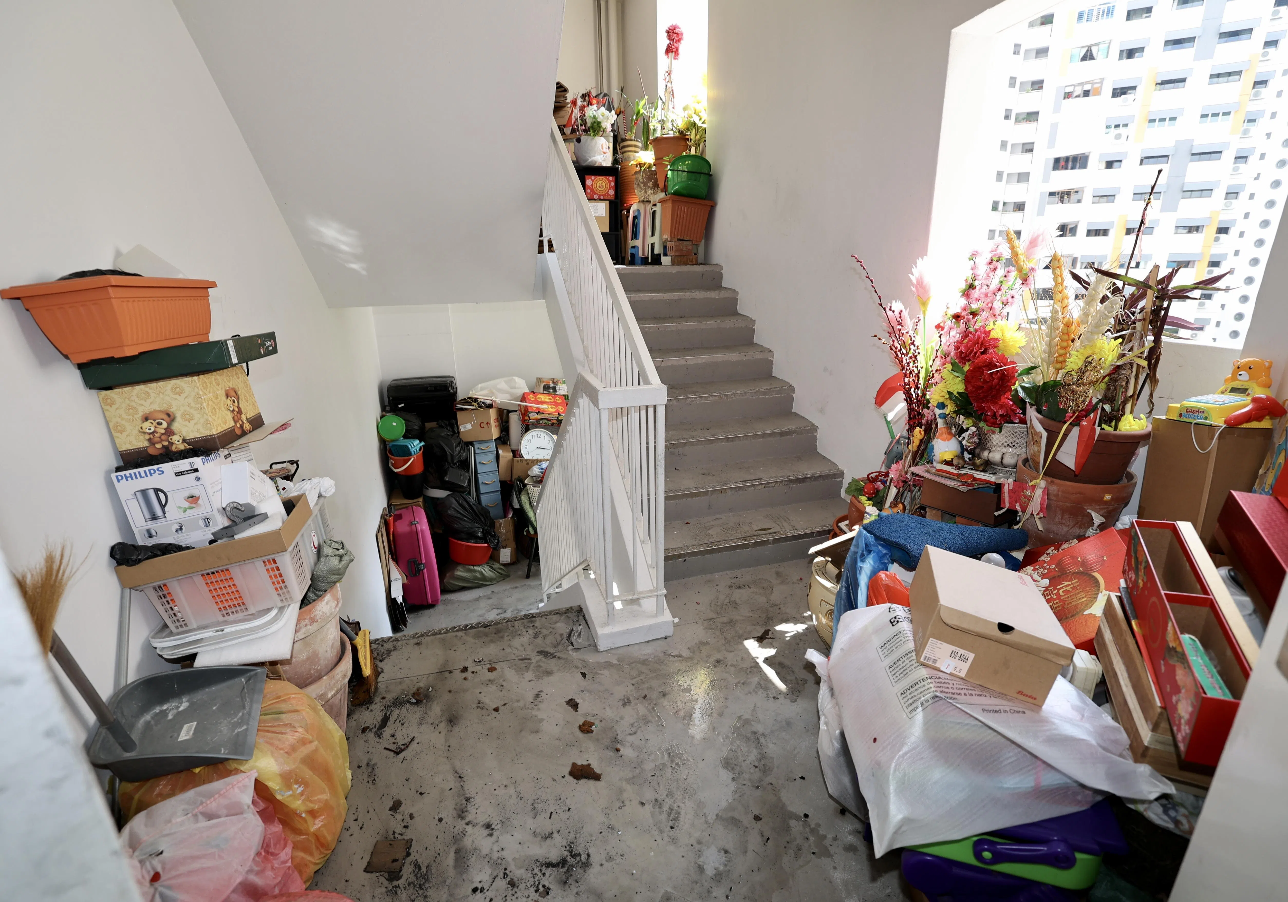 据邻居说，老妇过去六年来把收集来的物品放在楼梯口，让使用这个楼梯逃生的人家格外担心。（邬福梁摄）