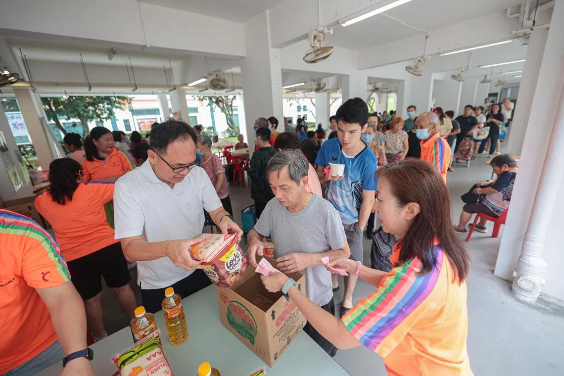 1月5日，武吉班让基层组织准备了1万份1月新春特价品，预先购买固本的居民可在区内11个地点凭券领取食油、一公斤白米及一盒蛋卷。（档案照片）