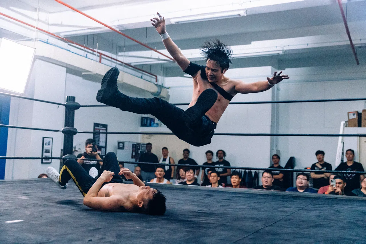 柯俊杰上演飞天遁地术，但排练好的动作也有风险，他和队友彼此信任，才能完美演出。（受访者提供）