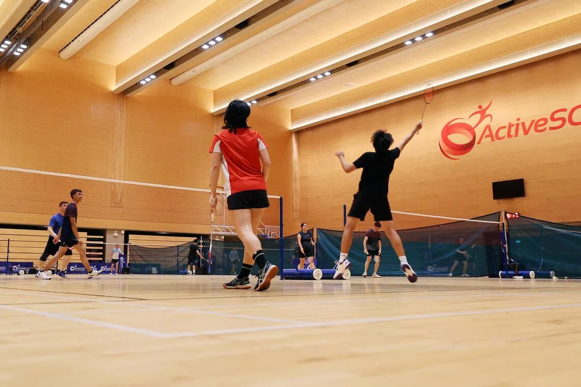 羽毛球是国人普遍喜爱的运动之一，ActiveSG羽毛球场在高峰时段如平日晚上或周末非常抢手，一些时段可能要抽签才能订到场地。 （萧紫薇摄）