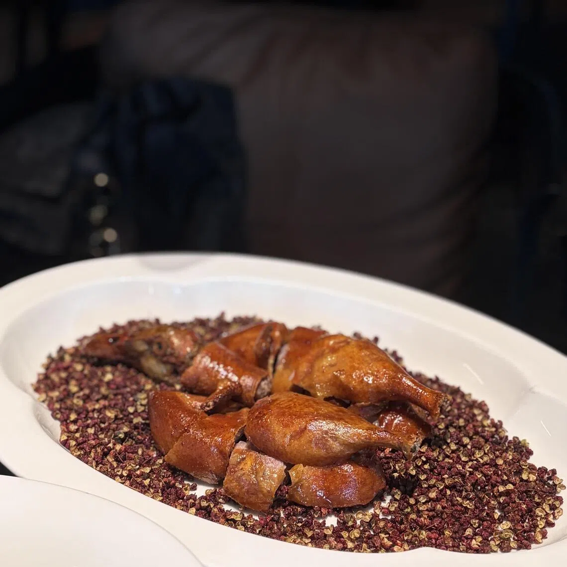 大红袍花椒小乳鸭，外脆里嫩，肉质饱满，麻香与肉香相融。（餐馆提供）