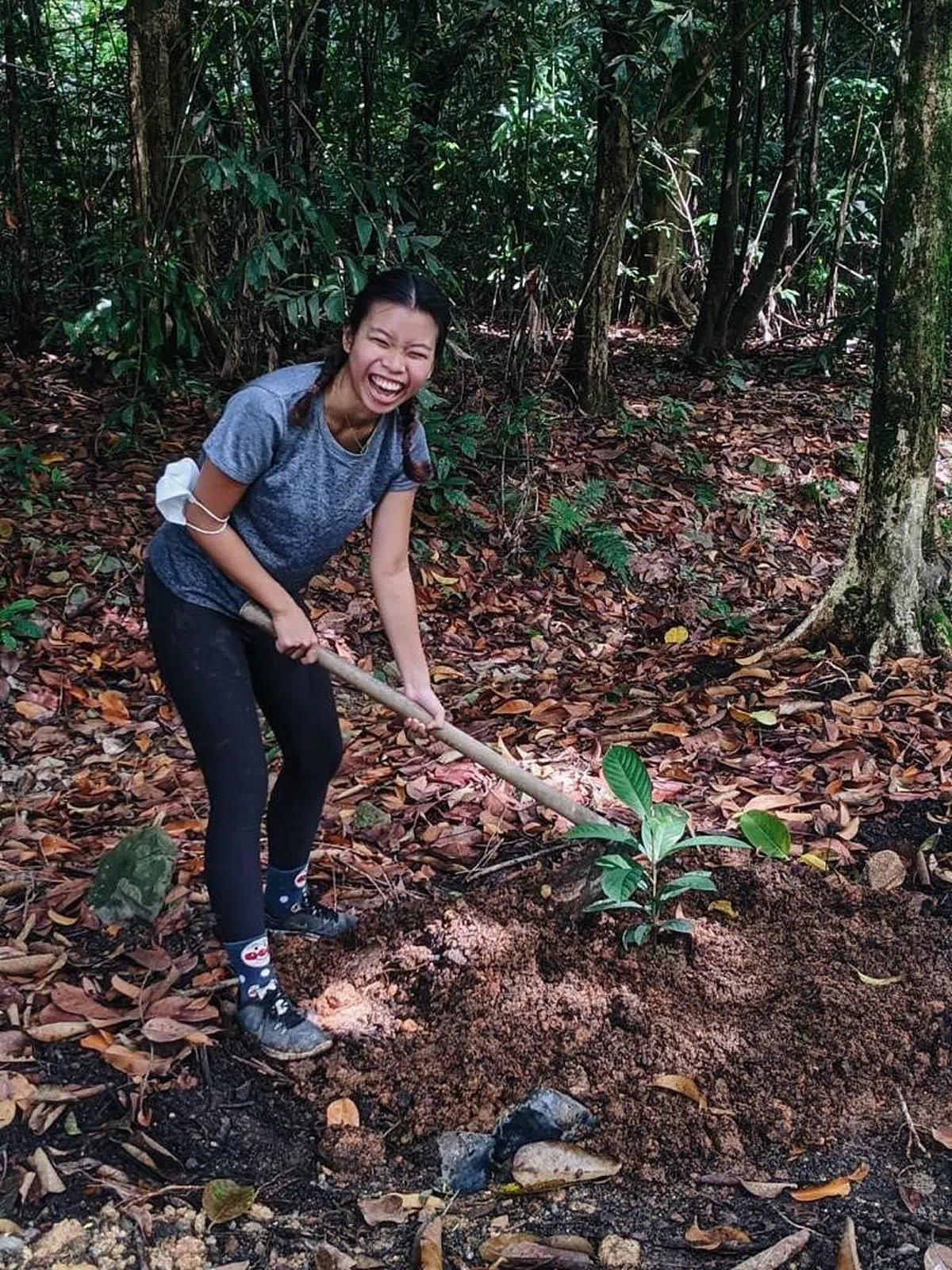 袁慧融支持绿化活动，曾参与植树和照料路边树木的义务工作。（图／受访者提供）
