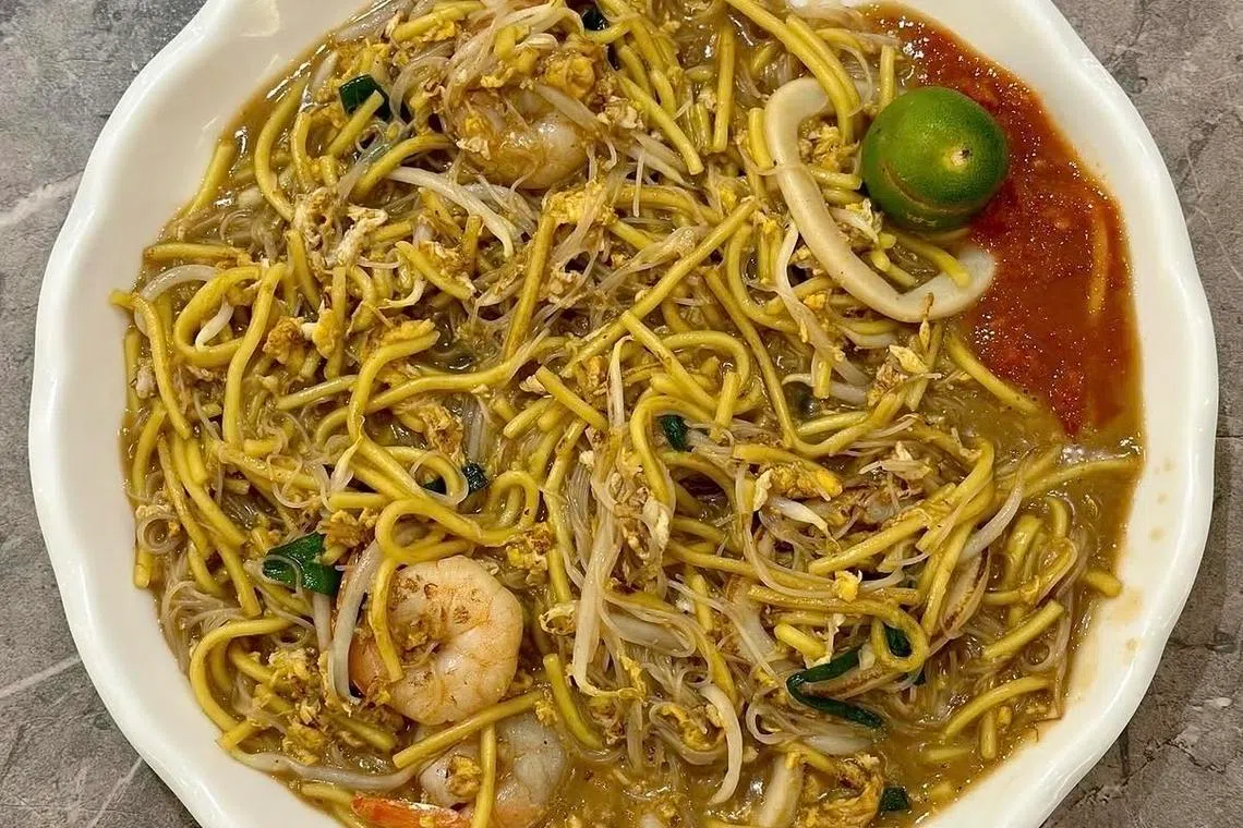 炒福建面镬气十足，搭配爽脆豆芽、鲜甜虾只与苏东，再佐以特制参峇，风味浓郁。（互联网）