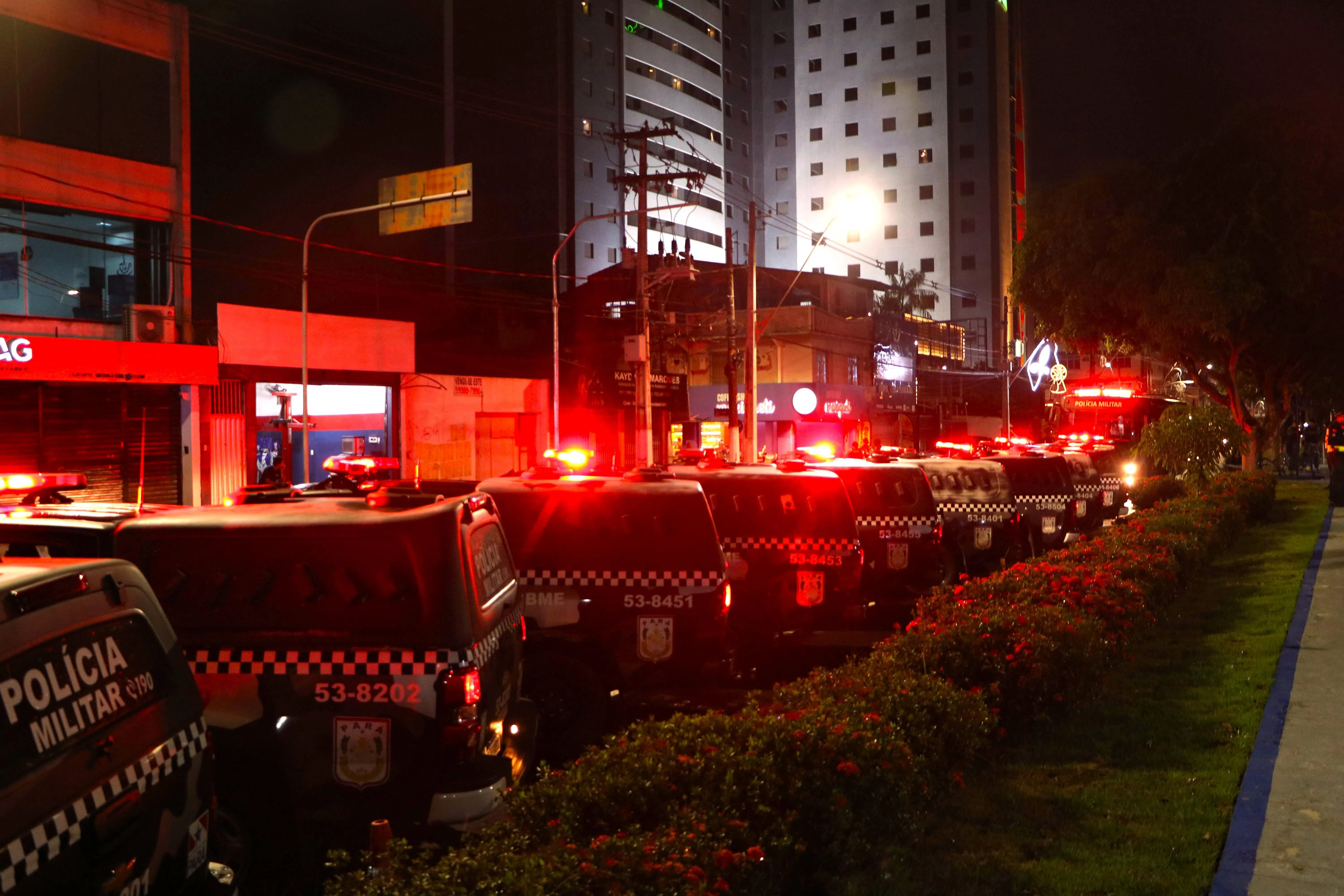 COP30大会场外部署更多保安与警车看守。（蔡玮谦摄）