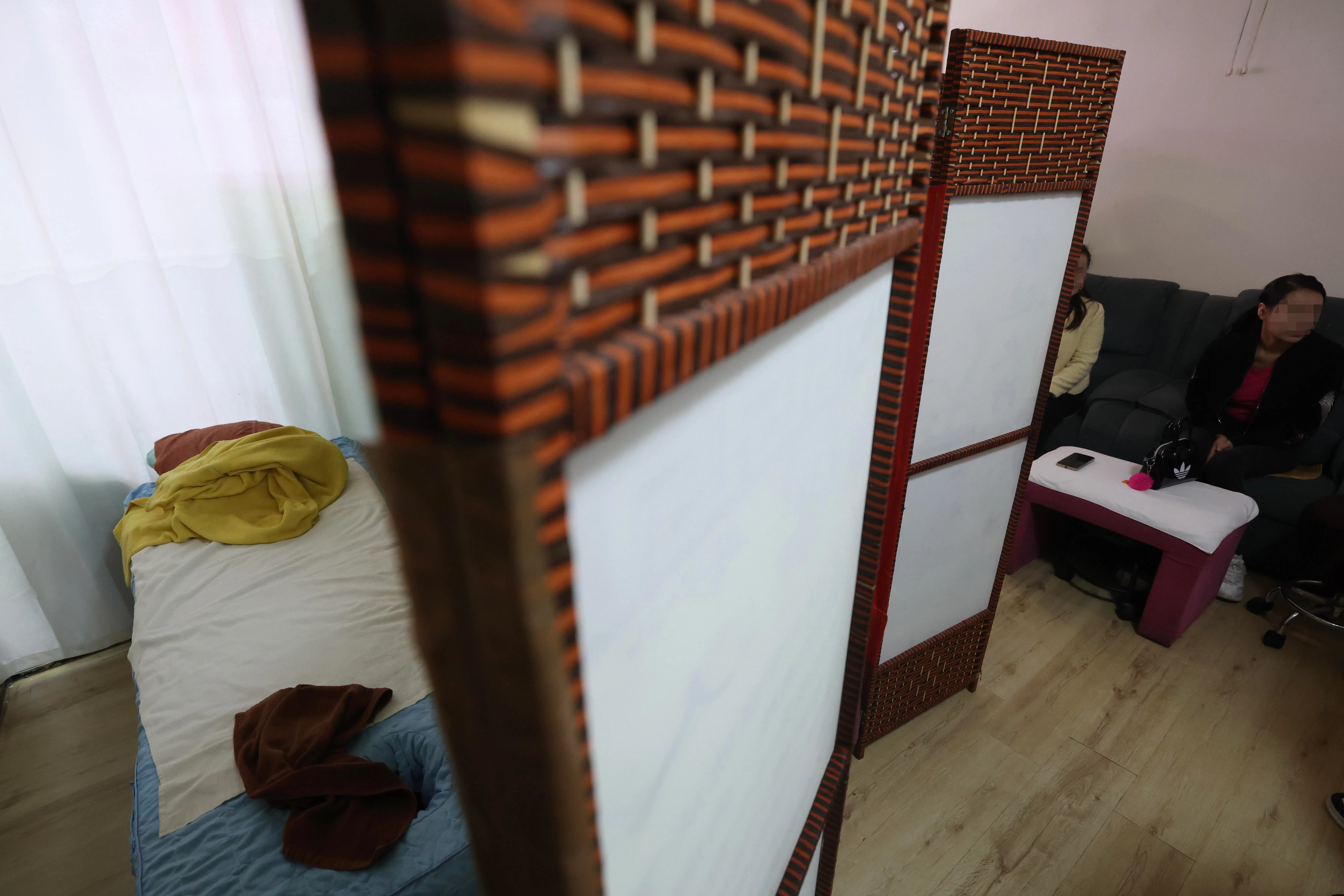 第三家被突击检查的按摩院店面不大，未设独立房间，仅在靠近前台的位置以屏风隔出两张床位。（陈斌勤摄）