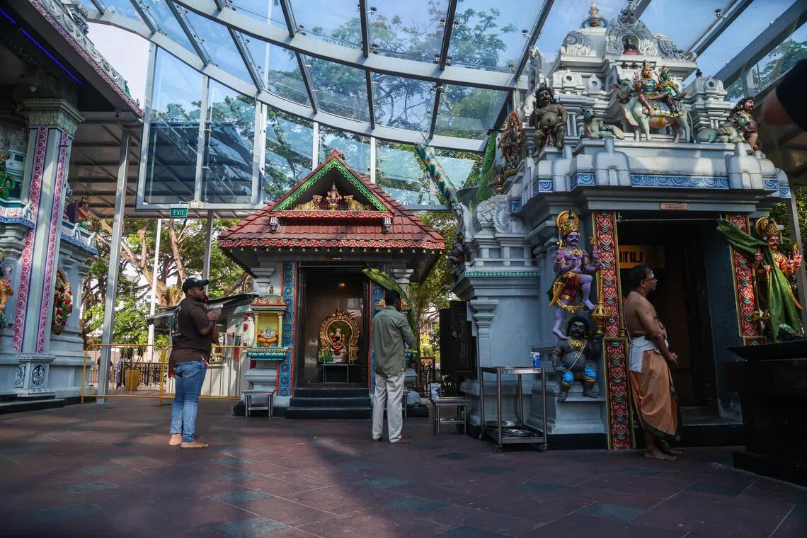 3月28日，圣树巴拉素巴曼尼亚庙内参拜的信徒。（白艳琳摄）