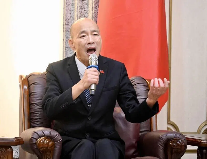 台湾立法院长韩国瑜11月12日受访时说，总统赖清德要他就民进党籍立委沈伯洋遭陆方立案调查表态，反酸“自己生病，让别人吃药”。 （自由时报 ）