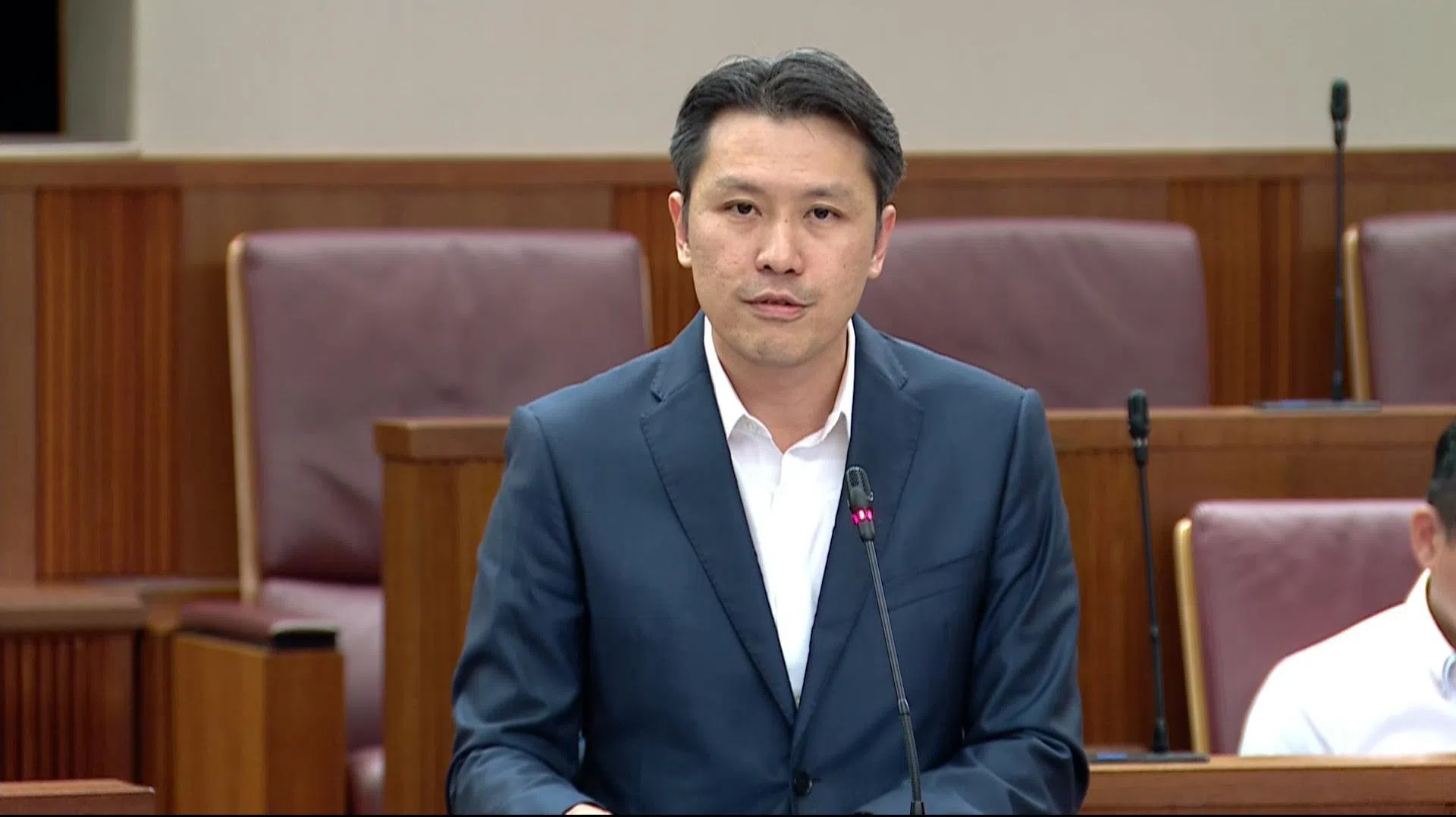 财政部兼人力部高级政务次长黄伟中认为，新加坡不能只是作为智能机器人的采购者和使用者，而是必须成为这个领域的核心力量。（GOV.SG 视频截图）