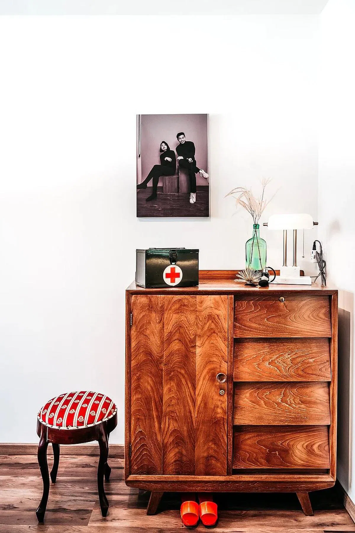 主卧室不设内置衣橱，腾出空间摆放一个抽屉橱柜。（Pivot.sg提供照片）