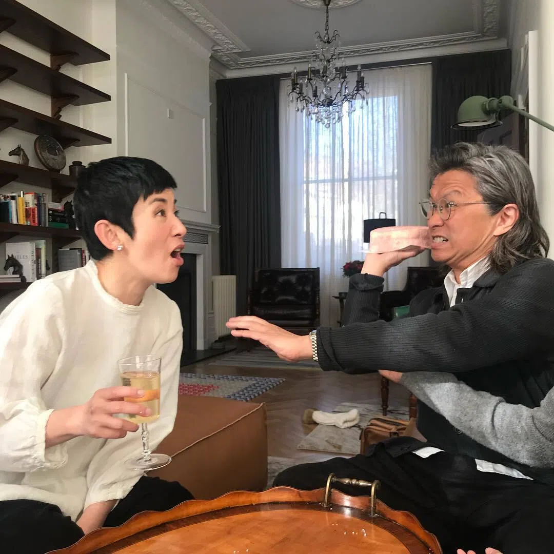 陈可辛（右）和演员太太吴君如私下互动搞笑。（取自吴君如IG）