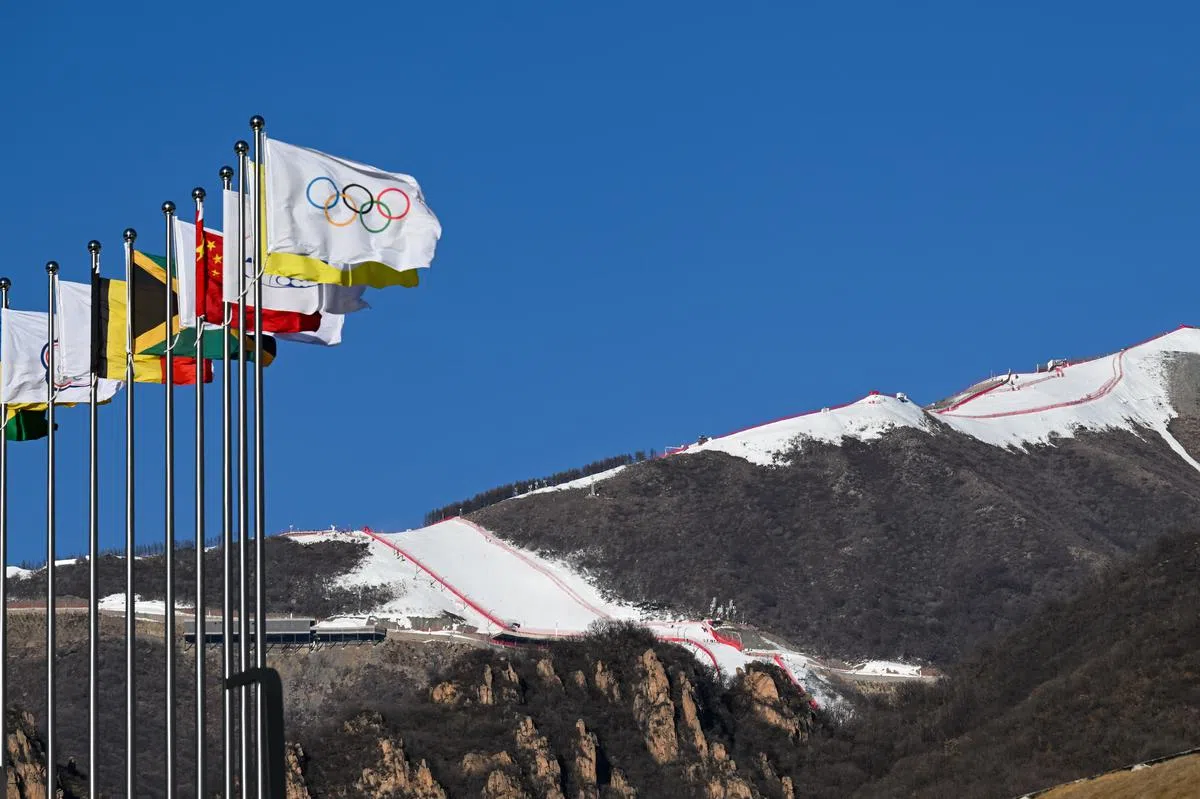 中国国家高山滑雪中心将承担高山滑雪滑降、超级大回转、大回转、回转等11个小项的比赛，共计产生11块金牌。图为前天从远处拍摄到的国家高山滑雪中心。（中新社）