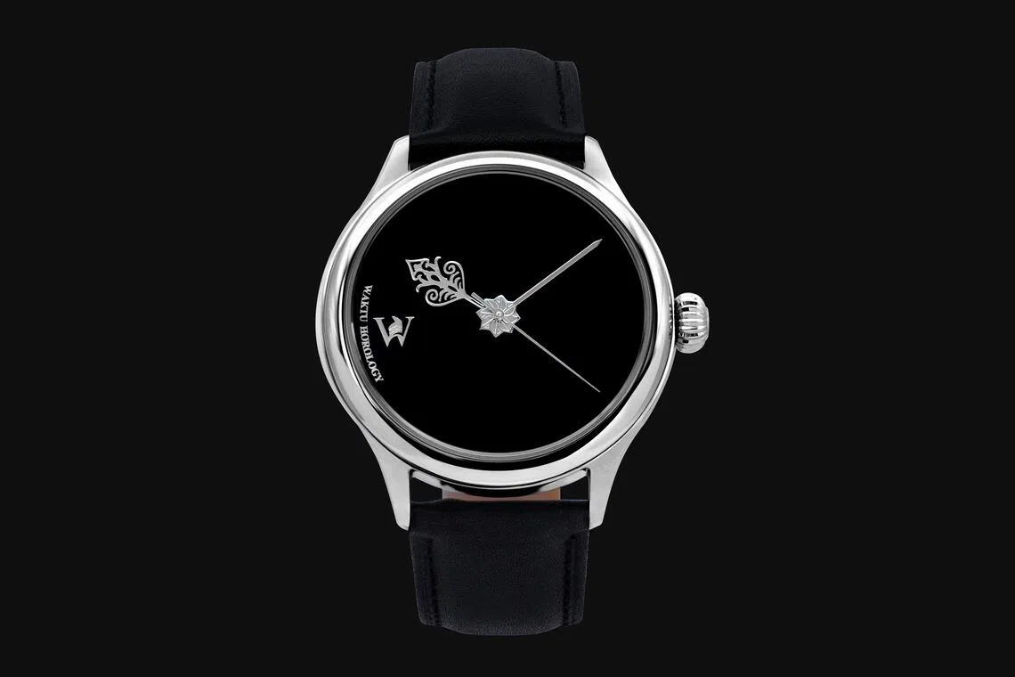 富有马来文化特色的Klasik : Hitam腕表，中央饰以八瓣花，寓意平衡与和谐。（SPRG提供）