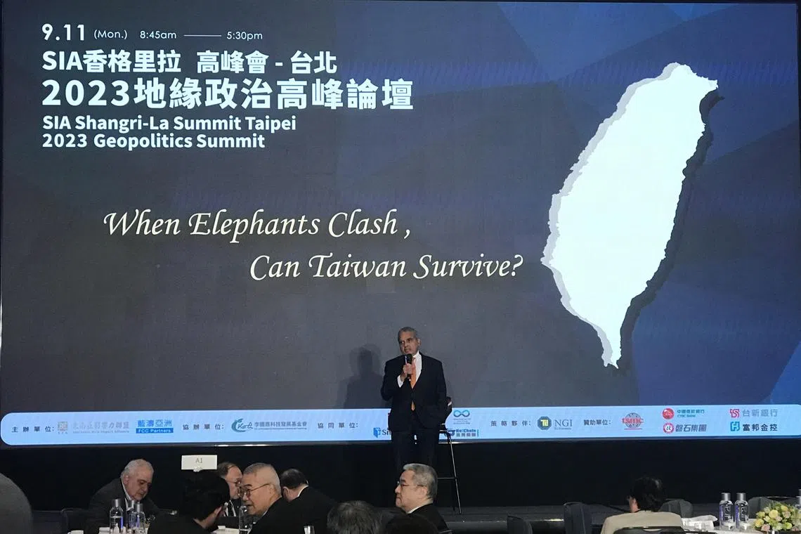 新加坡学者马凯硕星期一（9月11日）在台北香格里拉远东饭店举行的“2023国际地缘政治高峰论坛”上，以新加坡国立大学杨潞龄医学院国际理事会会长的身份发表演讲。（沈泽玮摄）