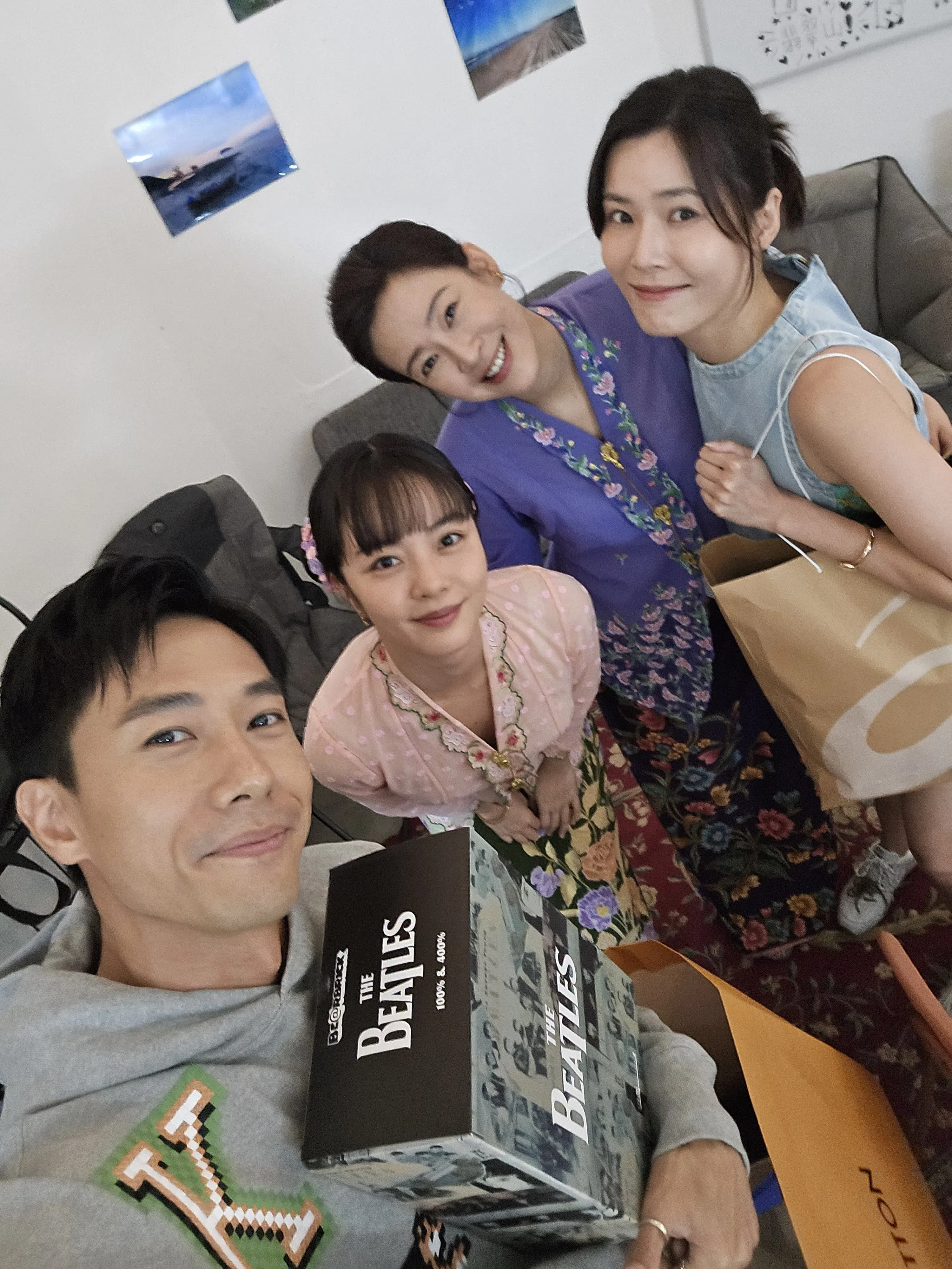 黄暄婷（左二）和刘子绚（右二）捐赠物品，为慈善献一分力。（新传媒提供）