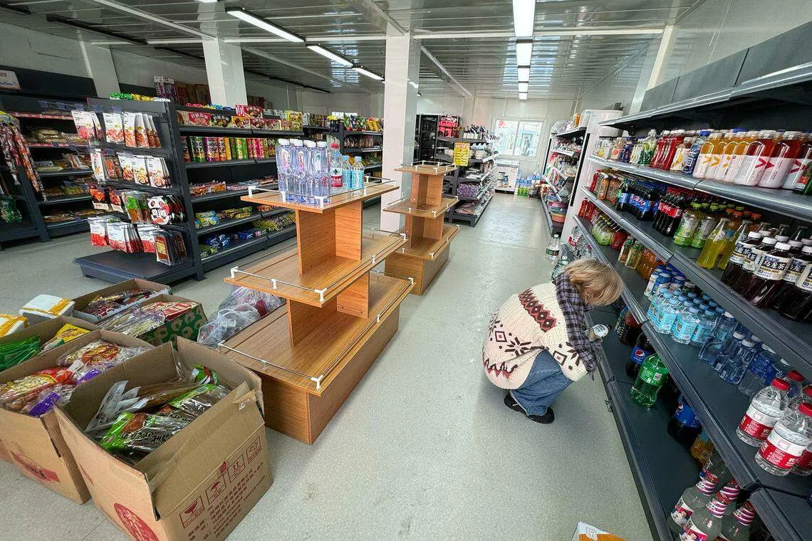 金盏七彩家园地点偏僻，小区内超市、食堂、健身房等设施一应俱全。（黄小芳摄）