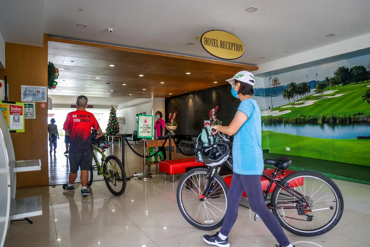 Photo caption: 将脚踏车推入并途经大厅，这个场景很新鲜。cycle-cation的风潮正甚，许多酒店如Orchid Country Club也推出骑行特别配套，可以考虑看看哦！（叶振忠摄）