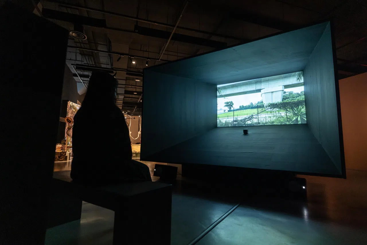 赛鲁·安努亚尔影像装置《登山爱好者俱乐部》呈现建筑物形成的人造高峰地形。（新加坡美术馆提供）