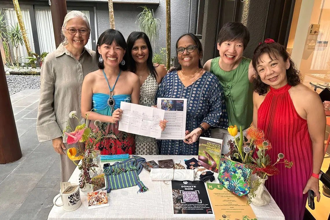 薇尔玛（左一）与志愿者出席SWAG-MYCC筹款晚宴，为双溪由生态走廊的保育工作献力。（受访者提供）