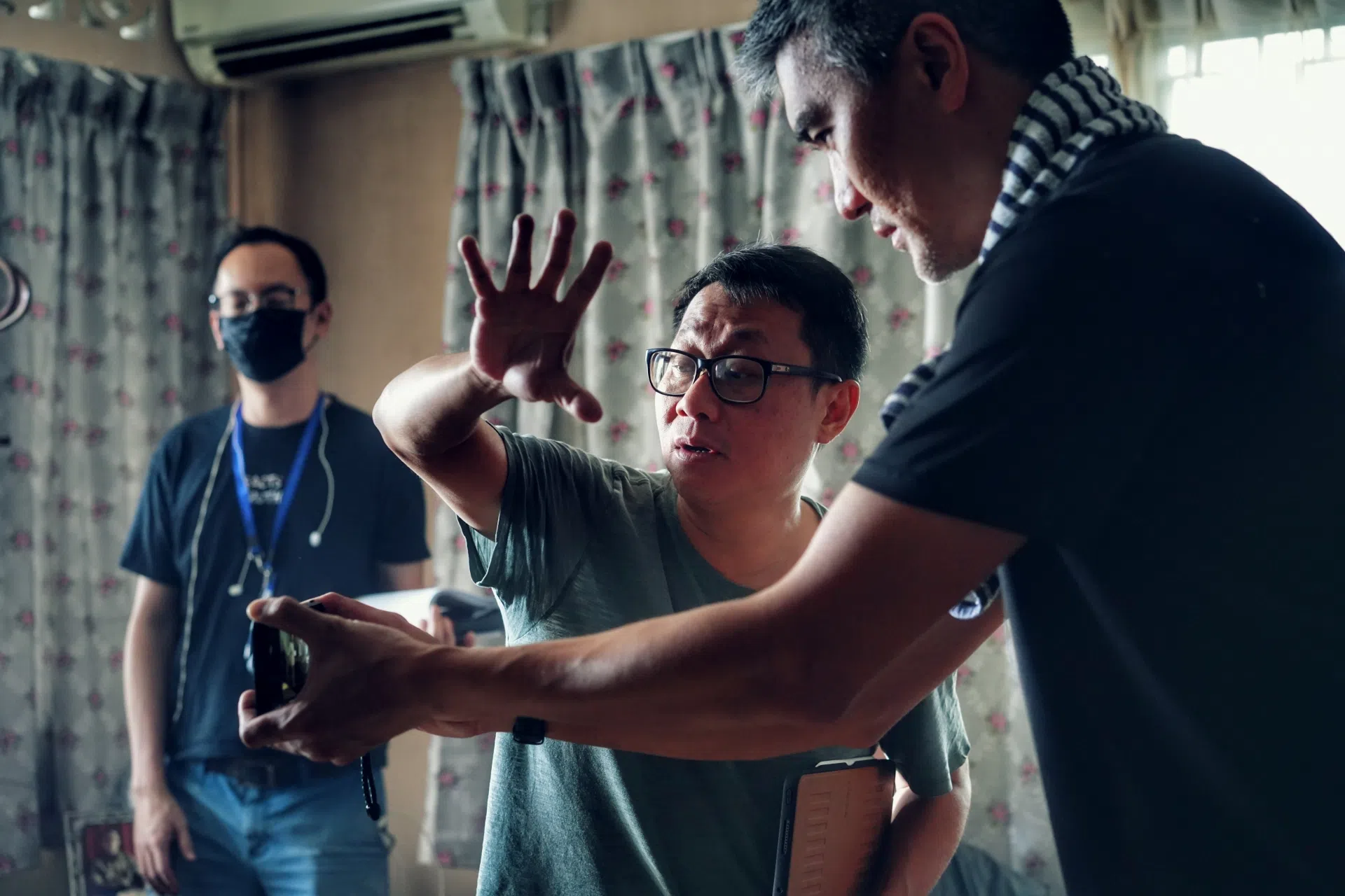 导演唐永健（中）和《陪月》摄制组在吉隆坡一老房子内取景1个月。（嘉华院线提供）