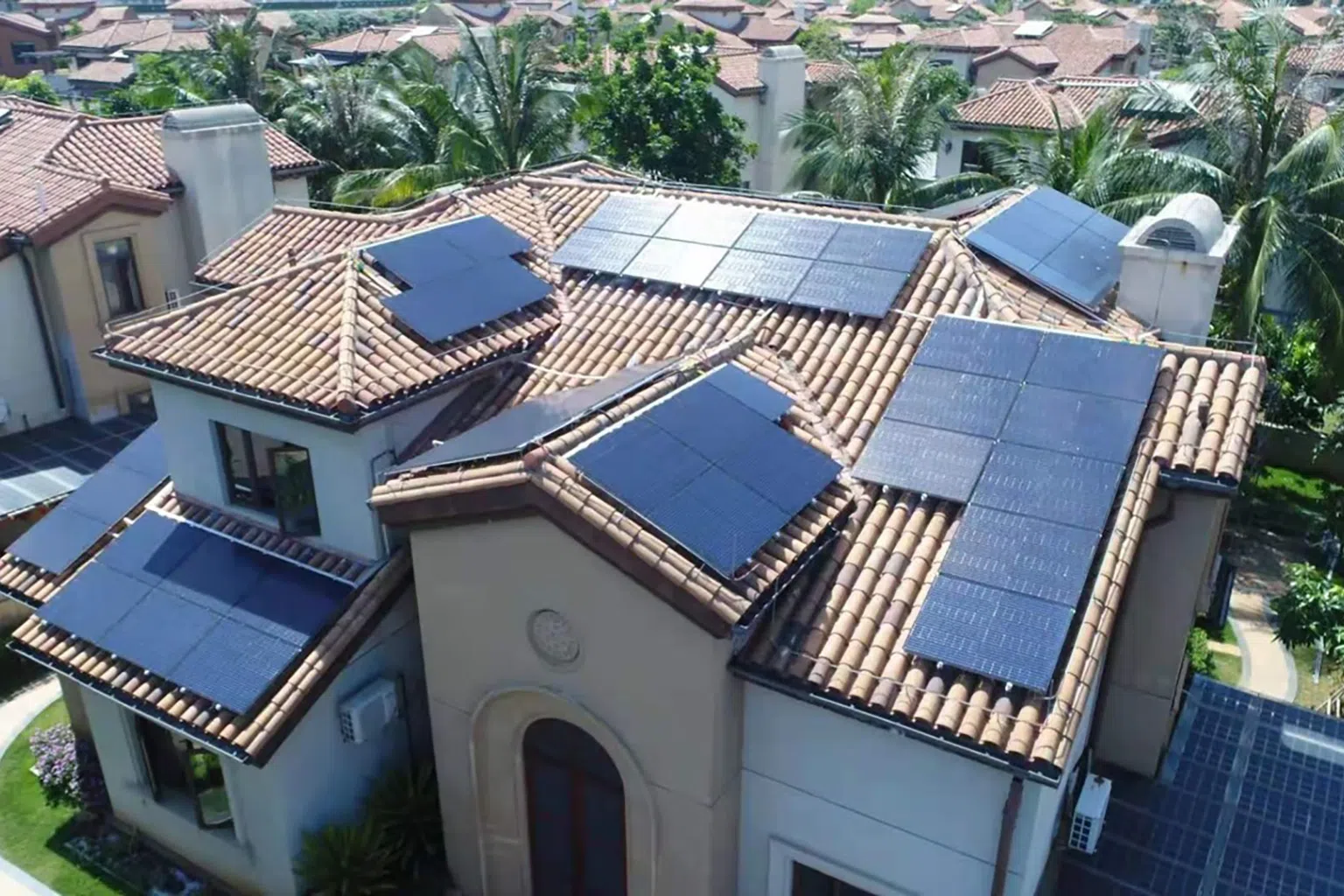 某别墅用户安装的光伏系统，屋顶面积160平方米，光伏装机23kWp（初期投资约4万新元（价格因施工，原材料价格等有差异），年发电量2.9万度电（kWh），每年可节约电费折算约8800新元（平均电价约0.3 SGD/度电）。其中，光伏板寿命约25年。（图/华为提供） 