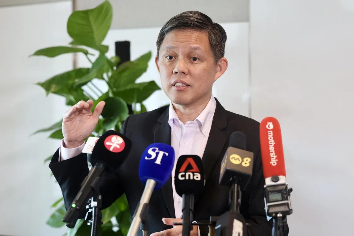 教育部长陈振声在说明会后答复媒体提问时说，教学法将融入更多的科技，所以须打造新的环境，让学校能有灵活空间和设施应用这些科技，并组织学习活动。（郑一鸣摄）