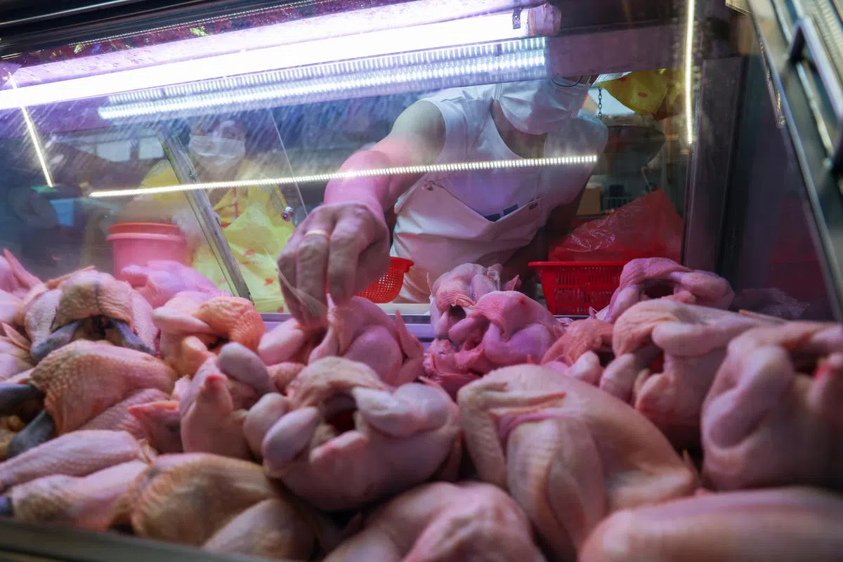 由于运输油费和人工成本增加，不少肉类供应商不得不抬高价钱。