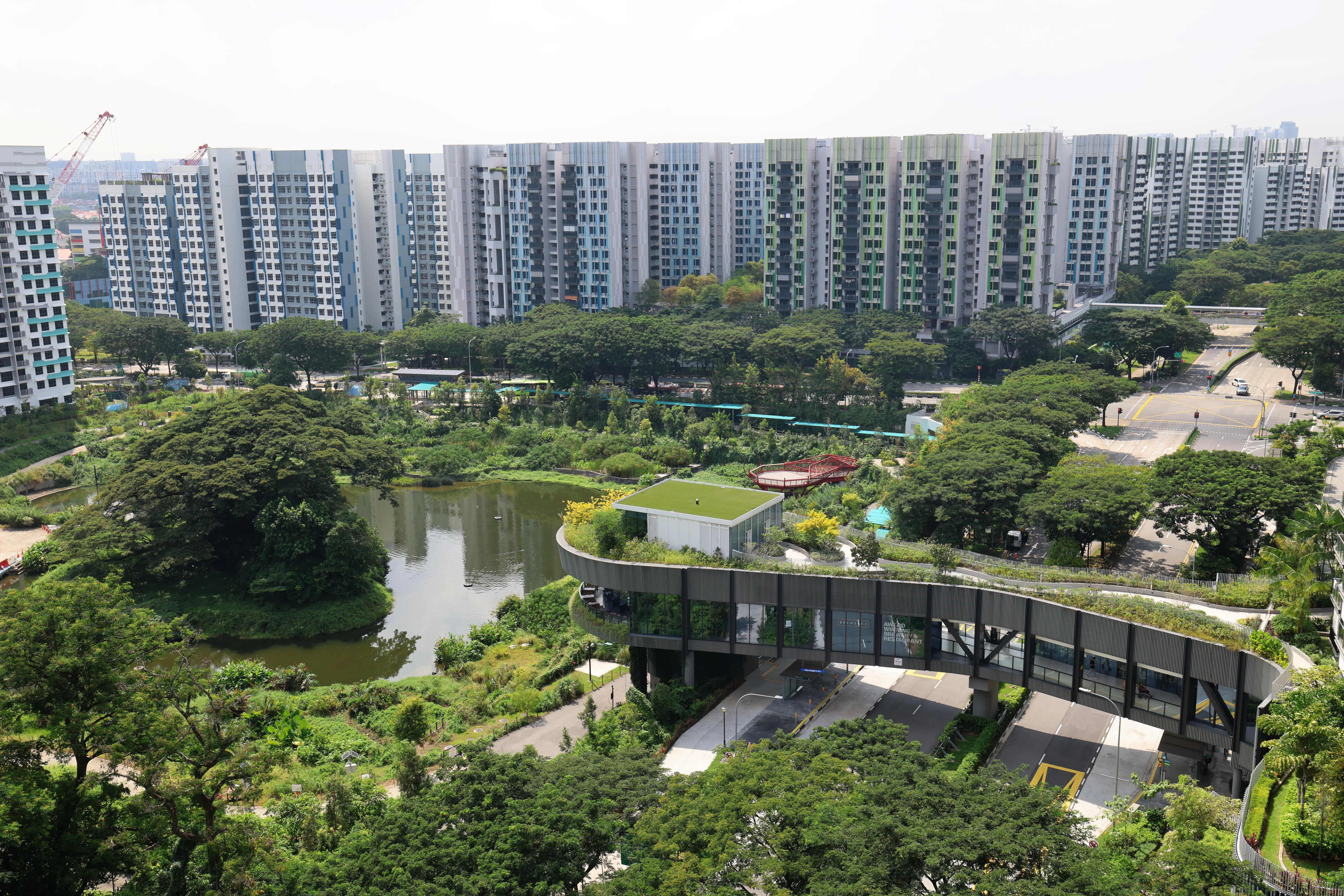 转售价创大巴窑市镇新高的四房式组屋单位，除了邻近桦丽坊和兀里地铁站，也坐拥无阻挡的阿卡夫湖景观。（梁麒麟摄）