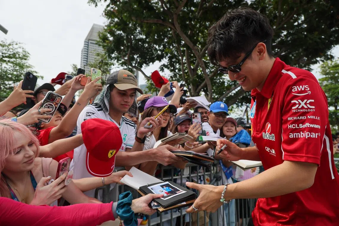 自星期四以来，就有大量的粉丝在赛道附近等候着F1车手，中国的法拉利预备车手周冠宇（右）人气也很高。（张俊杰摄）