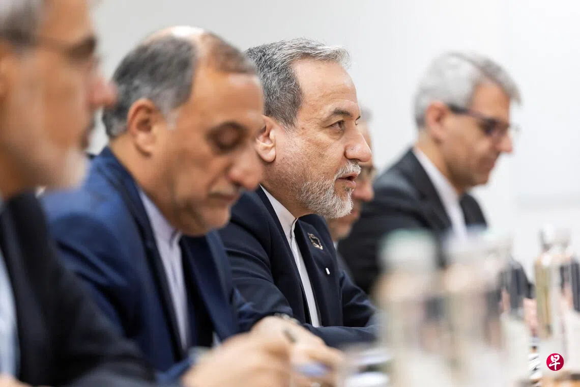 Image 14: 2月17日，伊朗外交部长阿巴斯·阿拉格齐在瑞士日内瓦举行的瑞士与伊朗双边会议上发表讲话。 （路透社）