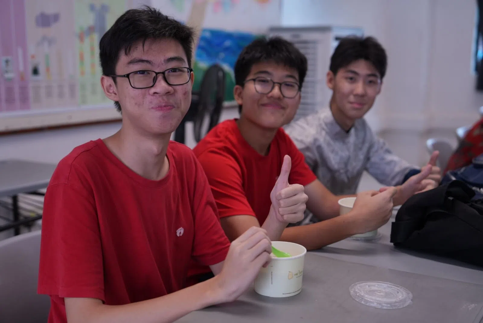 学生在课室其乐融融地吃着汤圆豆花。（南侨中学提供）