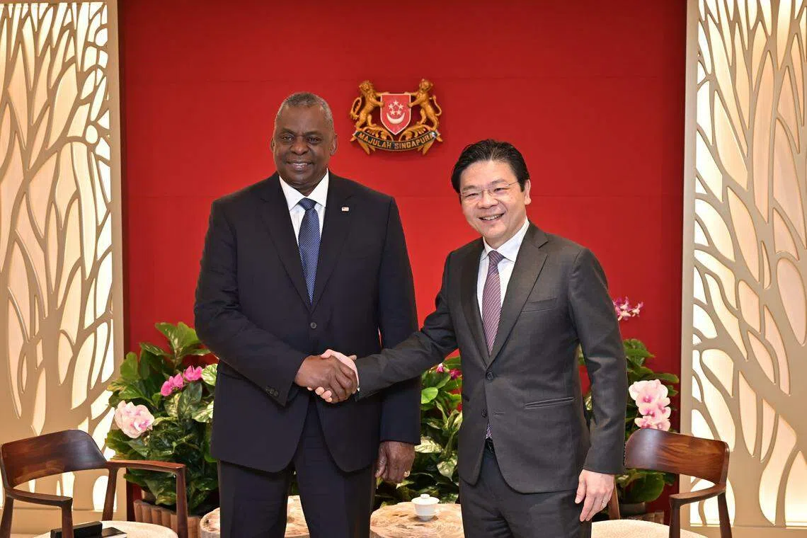 黄循财代总理（右）在财政部会见奥斯汀。（新加坡国防部提供）