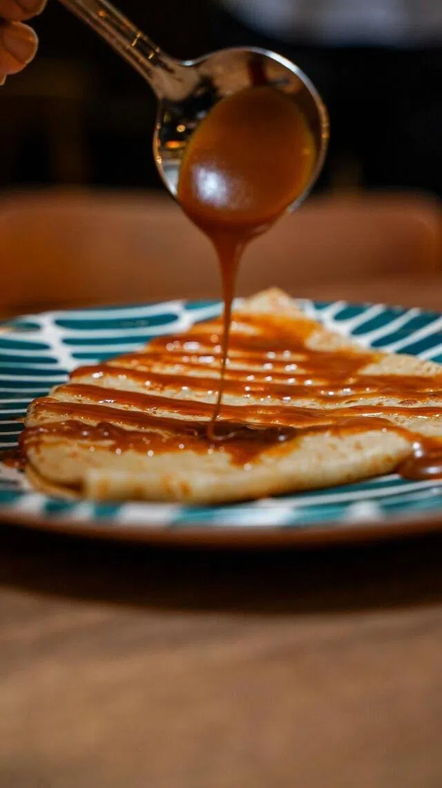 自制咸焦糖的甜可丽饼，香甜可口。（餐馆提供）